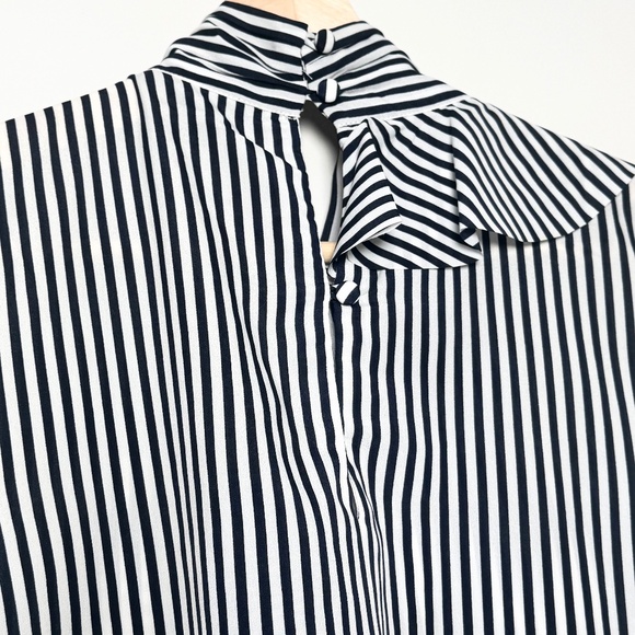 Banana Republic Classic Tie Neck Ruffle Stripe Dark Navy Sleeveless Top Sz M - Picture 6 of 8